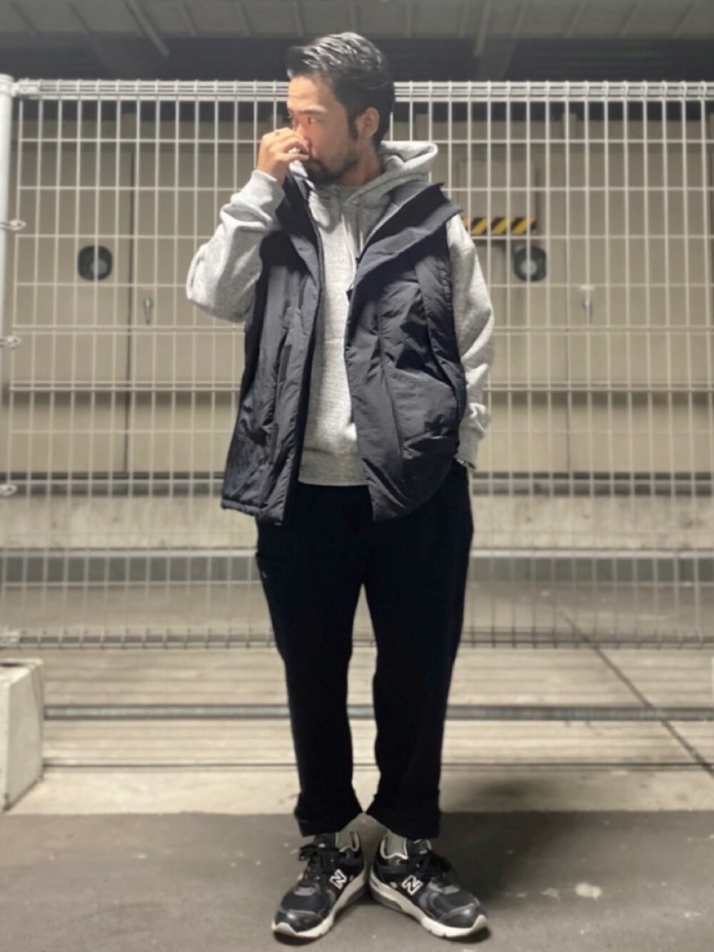 「秋のコーデ、シンプルコーデ、カジュアルコーデ、パーカー、スニーカーコーデ、ニューバランス996、ライトオン」｜「BACK NUMBERの【BACK NUMBER】ポンチビッグシルエットパーカー（パーカー、グレー系）」を使った、kjsaaanさん（メンズ・170cm）の秋コーディネートの1枚目の写真