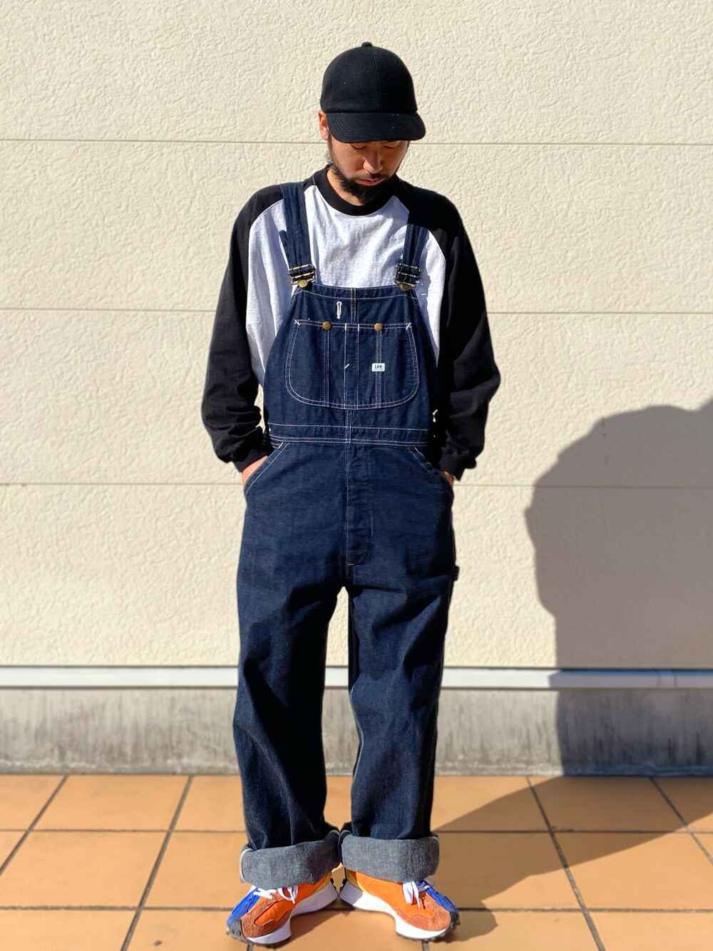 「シンプルコーデ、リラックススタイル、春コーデ、オーバーオール、キャップ、ライトオン、メンズコーデ」｜「BACK NUMBERの【BACK NUMBER】無地コーデュロイキャップ（キャップ、ブラック系）」を使った、kjsaaanさん（メンズ・170cm）の冬コーディネートの1枚目の写真