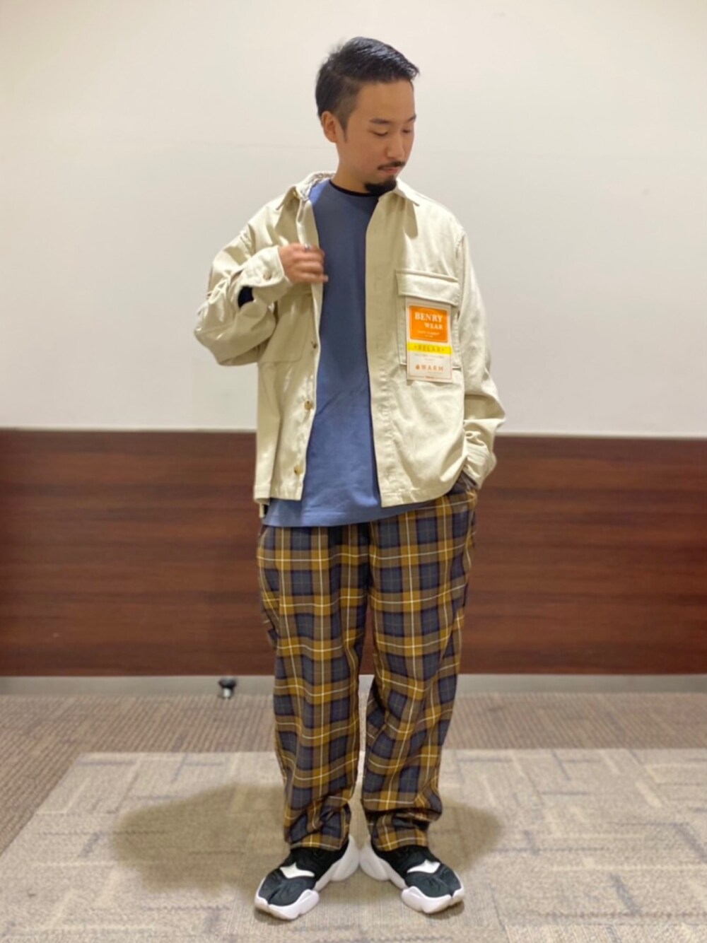 「カジュアルコーデ、秋のコーデ、スニーカー、ゆるコーデ、秋服準備はじめました、シンプル、ライトオン」｜「BACK NUMBERの【BACK NUMBER】TRシェフイージーパンツ（その他パンツ、ブラウン系）」を使った、kjsaaanさん（メンズ・170cm）の秋コーディネートの1枚目の写真