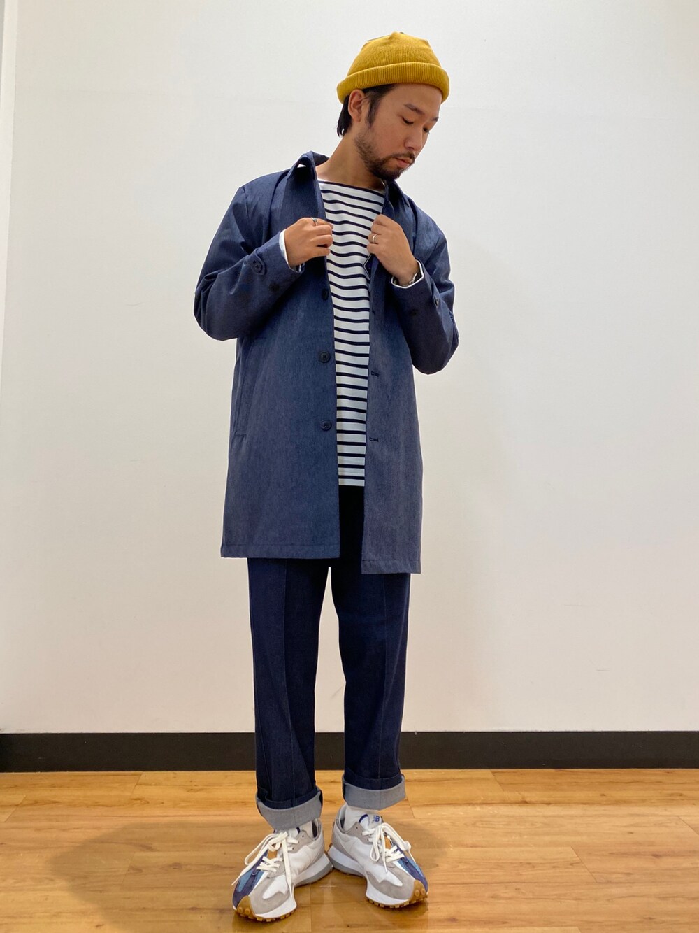 「シンプルコーデ、オトナカジュアル、ステンカラーコート、ボーダー、マリン、ニット帽、ライトオン」｜「BACK NUMBERの【BACK NUMBER】無地カラーワッチ（ニットキャップ/ビーニー、イエロー系）」を使った、kjsaaanさん（メンズ・170cm）の夏コーディネートの1枚目の写真