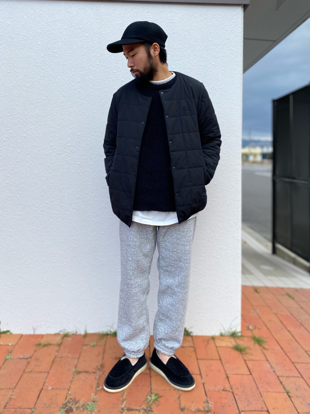 グレー系のスウェットパンツ、ブラック系のジャケット/アウター、ブラック系のニット/セーターを着用したメンズの冬コーディネートの1枚目の写真