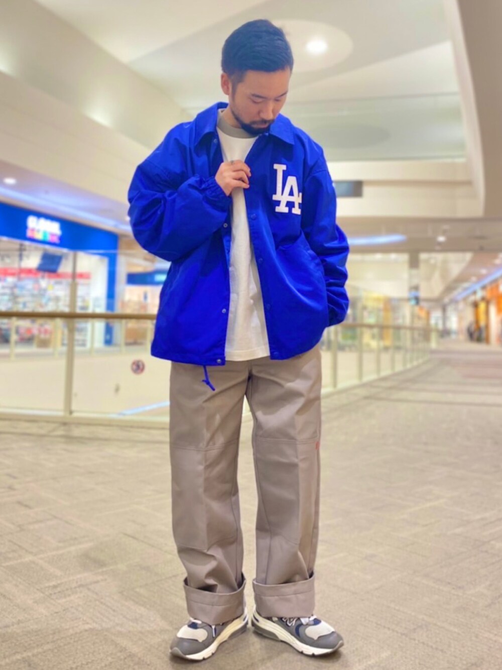 「カジュアルコーデ、今日のコーデ、春コーデ、ラフ、ライトオン、ニューバランス、コーチジャケット」｜「Right-onのアイテム（Tシャツ/カットソー、ホワイト系）」を使った、kjsaaanさん（メンズ・170cm）の冬コーディネートの1枚目の写真