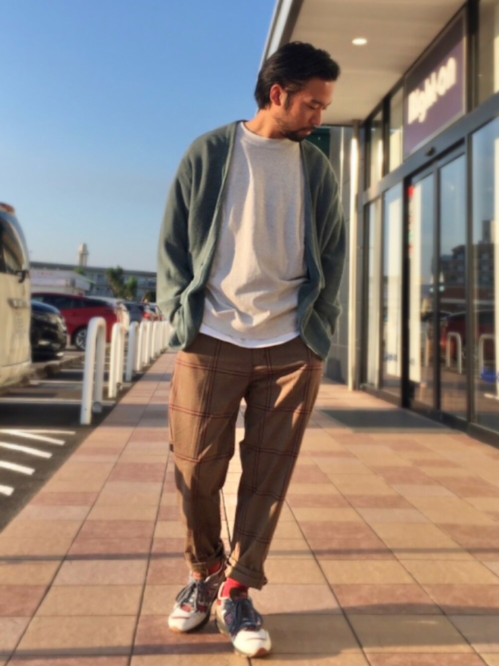 「きれいめカジュアル、大人カジュアル、秋のコーデ、秋服準備はじめました、カーディガン、スニーカーコーデ、チェックパンツ、ライトオン」｜「BACK NUMBERの【BACK NUMBER】加工ニットカーディガン（カーディガン/ボレロ、グリーン系）」を使った、kjsaaanさん（メンズ・170cm）の夏コーディネートの1枚目の写真