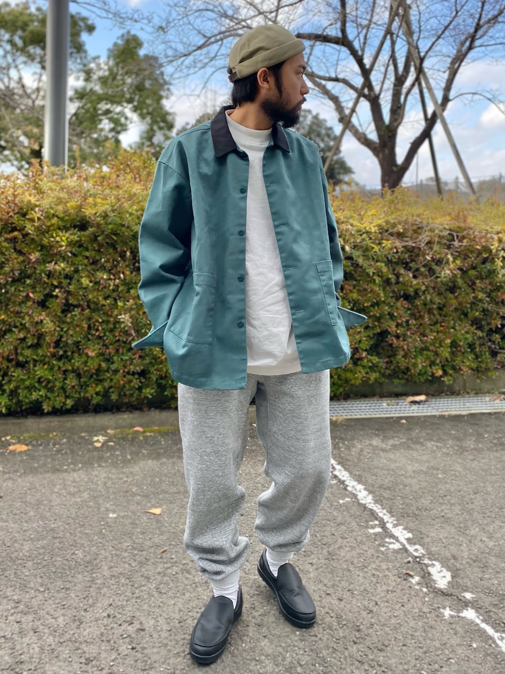 グレー系のスウェットパンツ、グリーン系のシャツ/ブラウス、ホワイト系のTシャツ/カットソーを着用したメンズの冬コーディネートの1枚目の写真