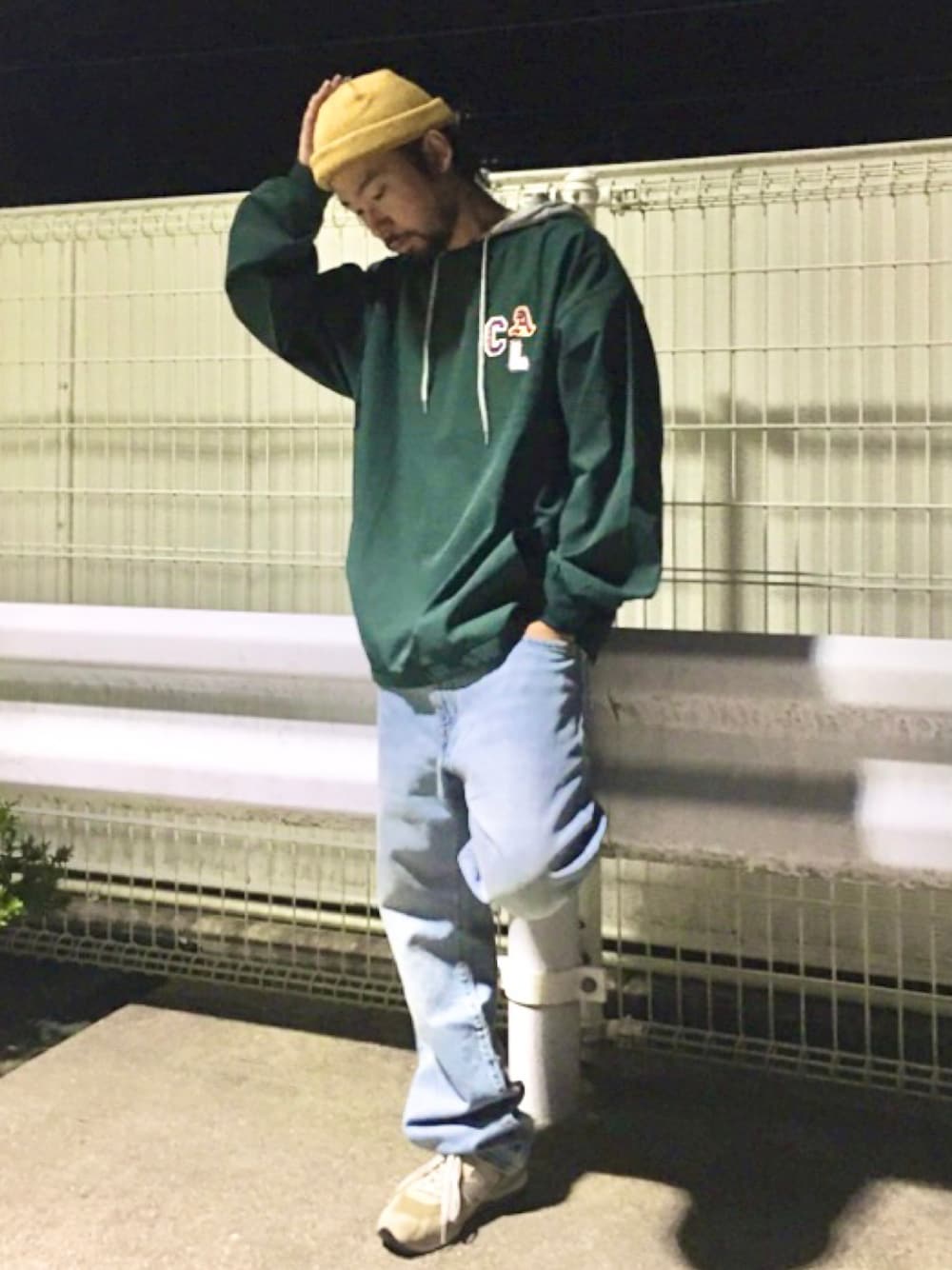 「シンプル、大人カジュアル、秋のコーデ、デニム、スニーカーコーデ、ライトオン」｜「BACK NUMBERの【BACK NUMBER】無地カラーワッチ（ニットキャップ/ビーニー、イエロー系）」を使った、kjsaaanさん（メンズ・170cm）の夏コーディネートの1枚目の写真