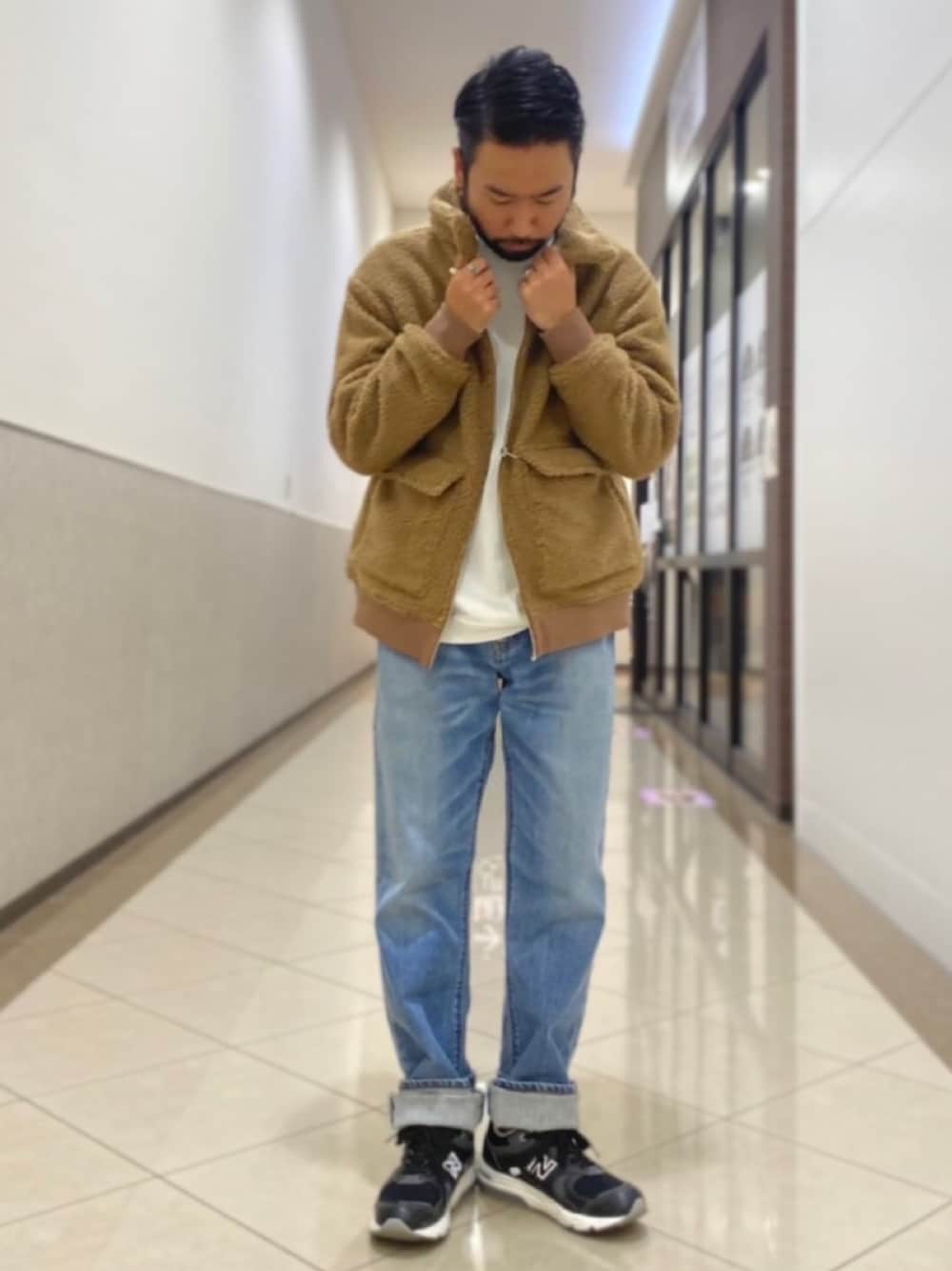 「シンプルコーデ、秋のコーデ、カジュアルコーデ、ジャケット、ニューバランス、ボア、ライトオン」｜「Levi'sのアイテム（デニムパンツ、ブルー系）」を使った、kjsaaanさん（メンズ・170cm）の秋コーディネートの1枚目の写真
