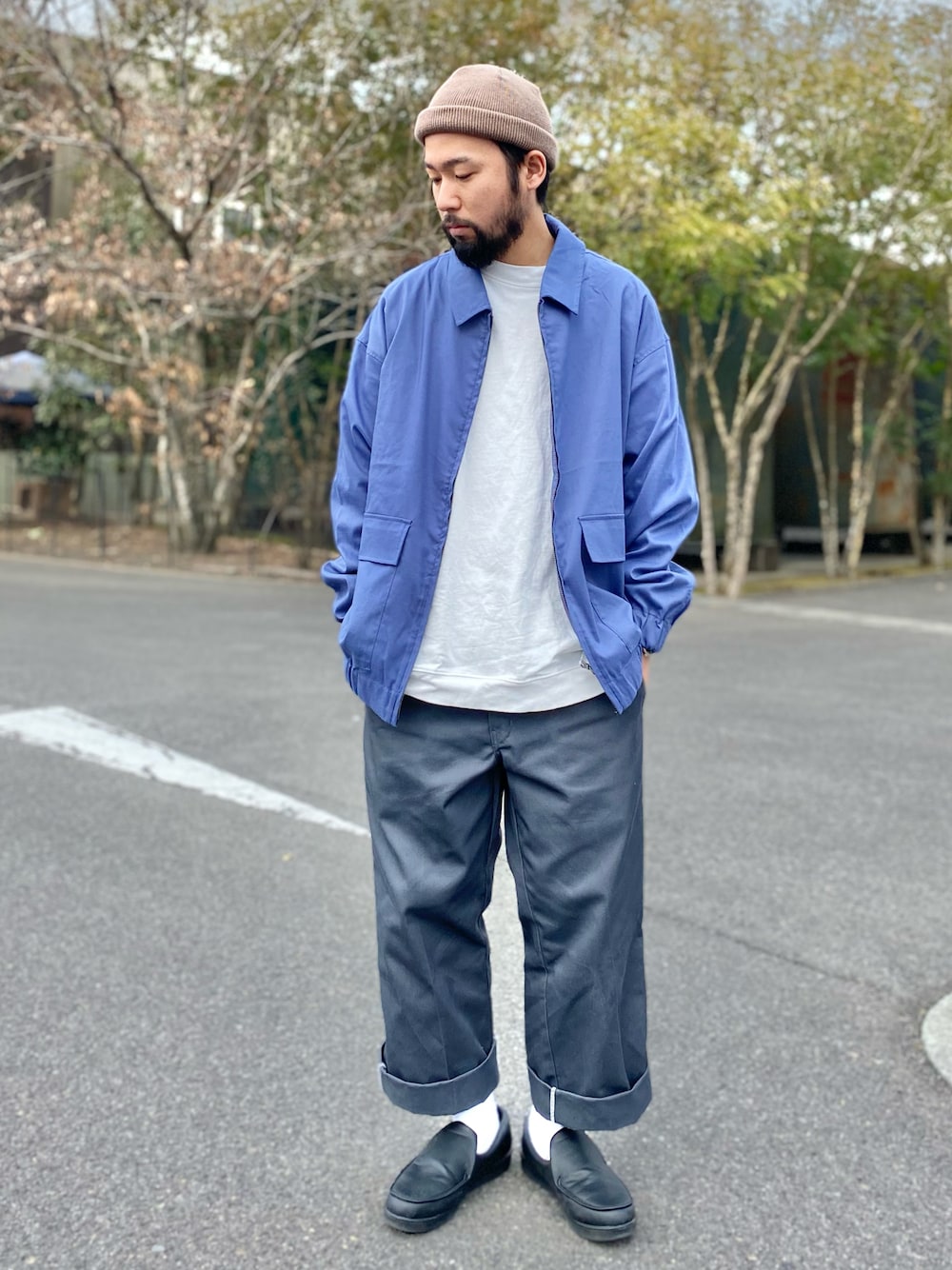 「春服みてみて、ゆるコーデ、オーバーサイズ、大人コーデ、シャツスタイル、スニーカーコーデ、ライトオン、カジュアル」｜「BACK NUMBERの【BACK NUMBER】無地カラーワッチ（ニットキャップ/ビーニー、ベージュ系）」を使った、kjsaaanさん（メンズ・170cm）の春コーディネートの1枚目の写真
