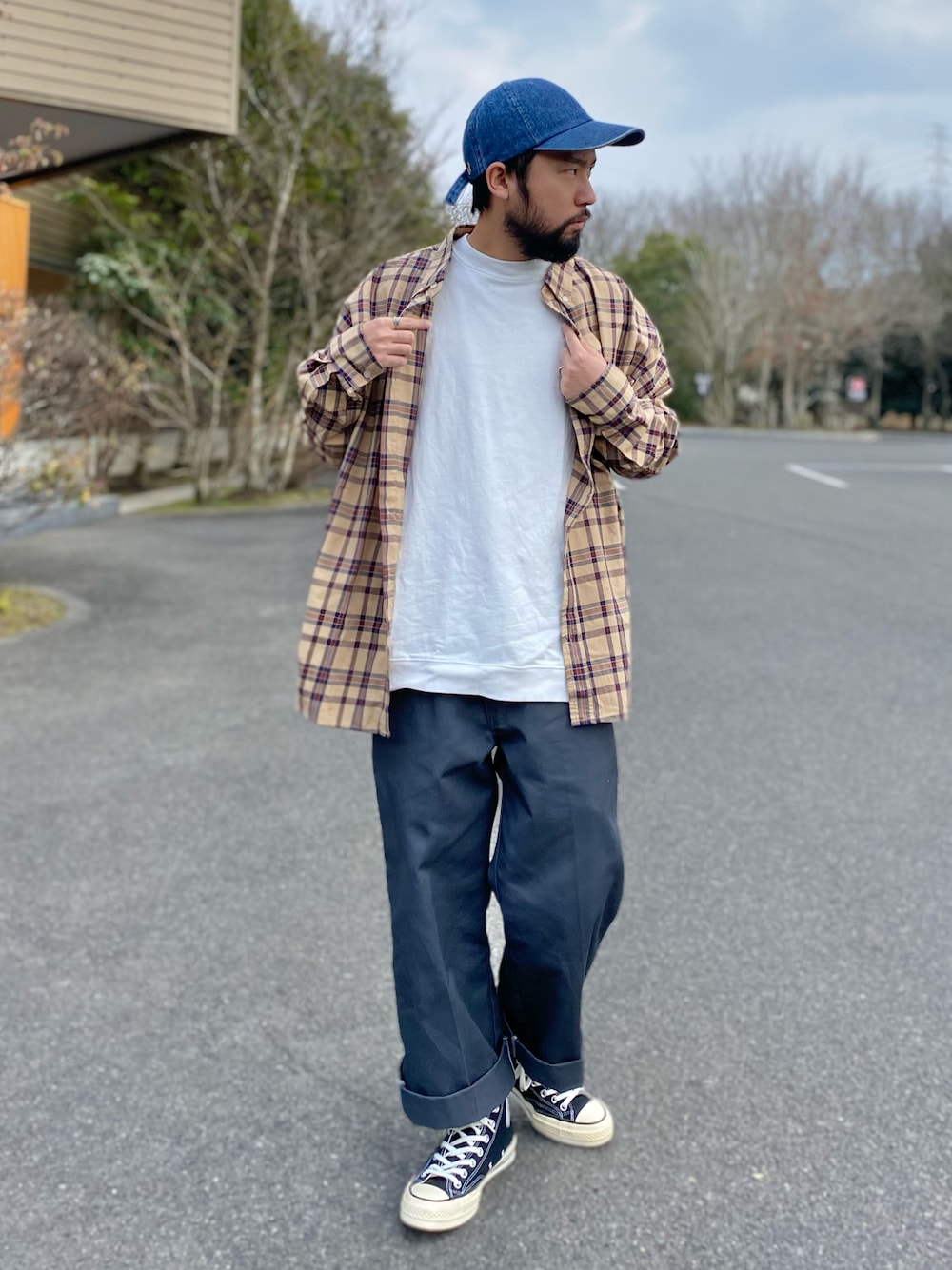 ホワイト系のTシャツ/カットソー、ベージュ系のシャツ/ブラウス、グレー系のチノパンツを着用したメンズの春コーディネートの1枚目の写真