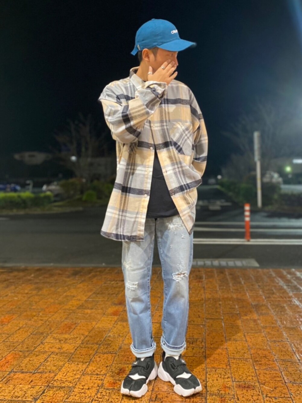 「スニーカー、秋のコーデ、デニムパンツ、ネルシャツチェック、ライトオン、カジュアルコーデ、ゆるコーデ」｜「CAMP7の【CAMP7】ロゴツイルキャップ（キャップ、ブルー系）」を使った、kjsaaanさん（メンズ・170cm）の秋コーディネートの1枚目の写真