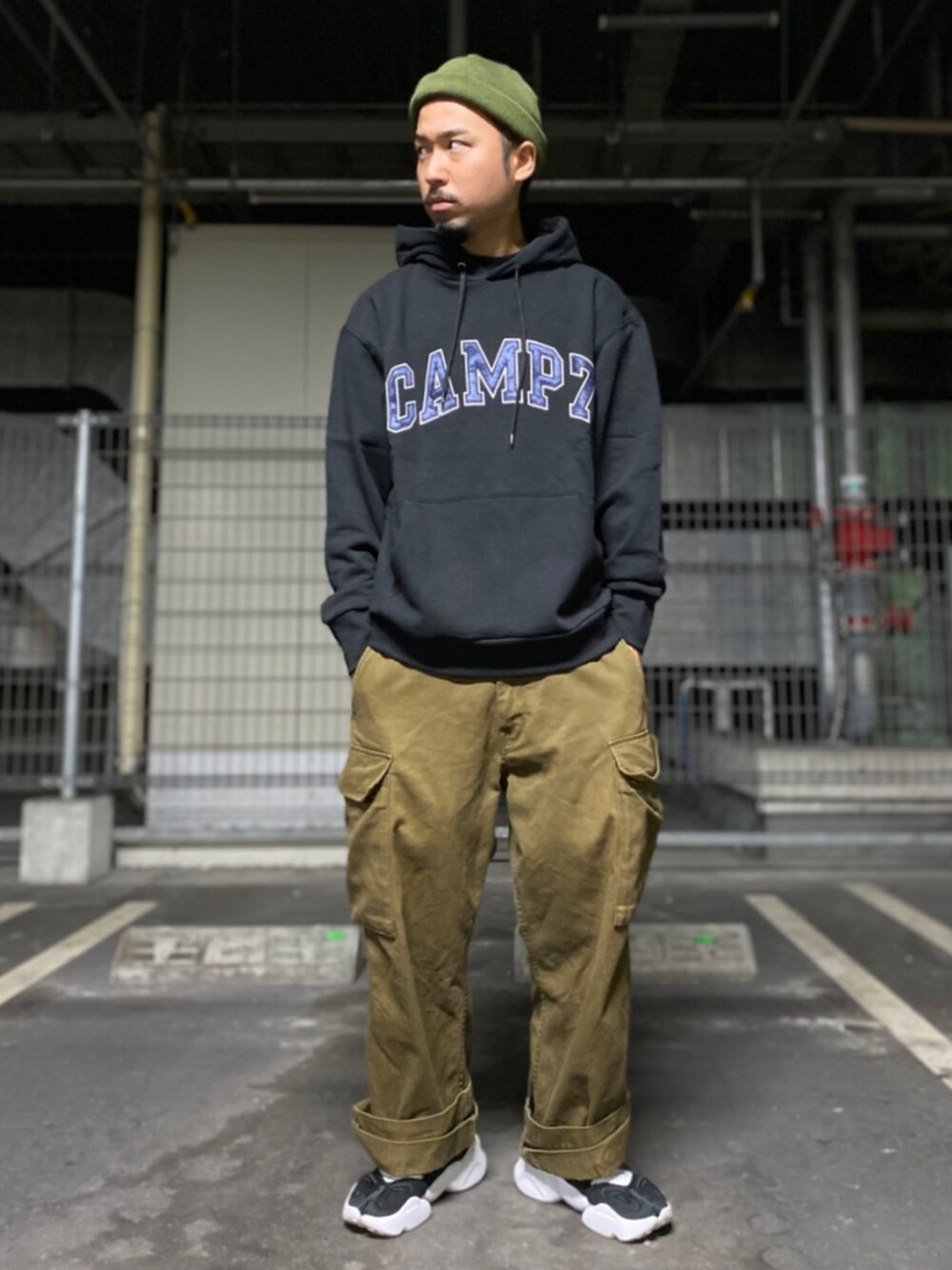 「カジュアルコーデ、スニーカー、秋のコーデ、ゆるコーデ、シンプル、秋服準備はじめました、ブラック、パーカー、ライトオン」｜「BACK NUMBERの【BACK NUMBER】無地カラーワッチ（ニットキャップ/ビーニー、ブラック系）」を使った、kjsaaanさん（メンズ・170cm）の秋コーディネートの1枚目の写真