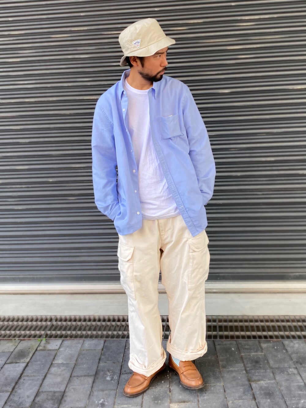 ブルー系のシャツ/ブラウス、ブラウン系のTシャツ/カットソー、ホワイト系のカーゴパンツを着用したメンズの夏コーディネートの1枚目の写真
