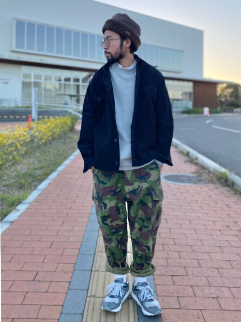 「オーバーサイズ、シンプル、スニーカーコーデ、ブラック、カーゴパンツ、スウェット、ライトオン」｜「BACK NUMBERの【BACK NUMBER / バックナンバー】WORLD CARGO イギリス軍 コンバットカーゴ（カーゴパンツ、グリーン系）」を使った、kjsaaanさん（メンズ・170cm）の秋コーディネートの1枚目の写真