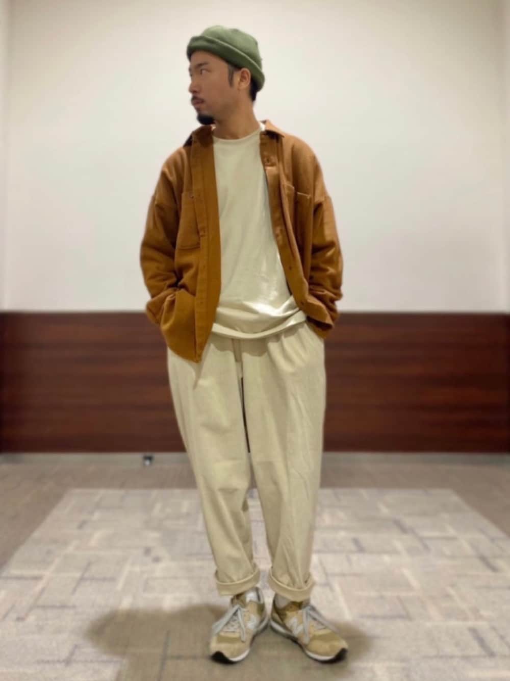 「だから秋服が好き、オーバーサイズ、秋服、シンプルコーデ、スニーカー、ラフ、淡色コーデ、New Balance、Right-on」｜「BACK NUMBERの【BACK NUMBER】無地カラーワッチ（ニットキャップ/ビーニー、ベージュ系）」を使った、kjsaaanさん（メンズ・170cm）の秋コーディネートの1枚目の写真