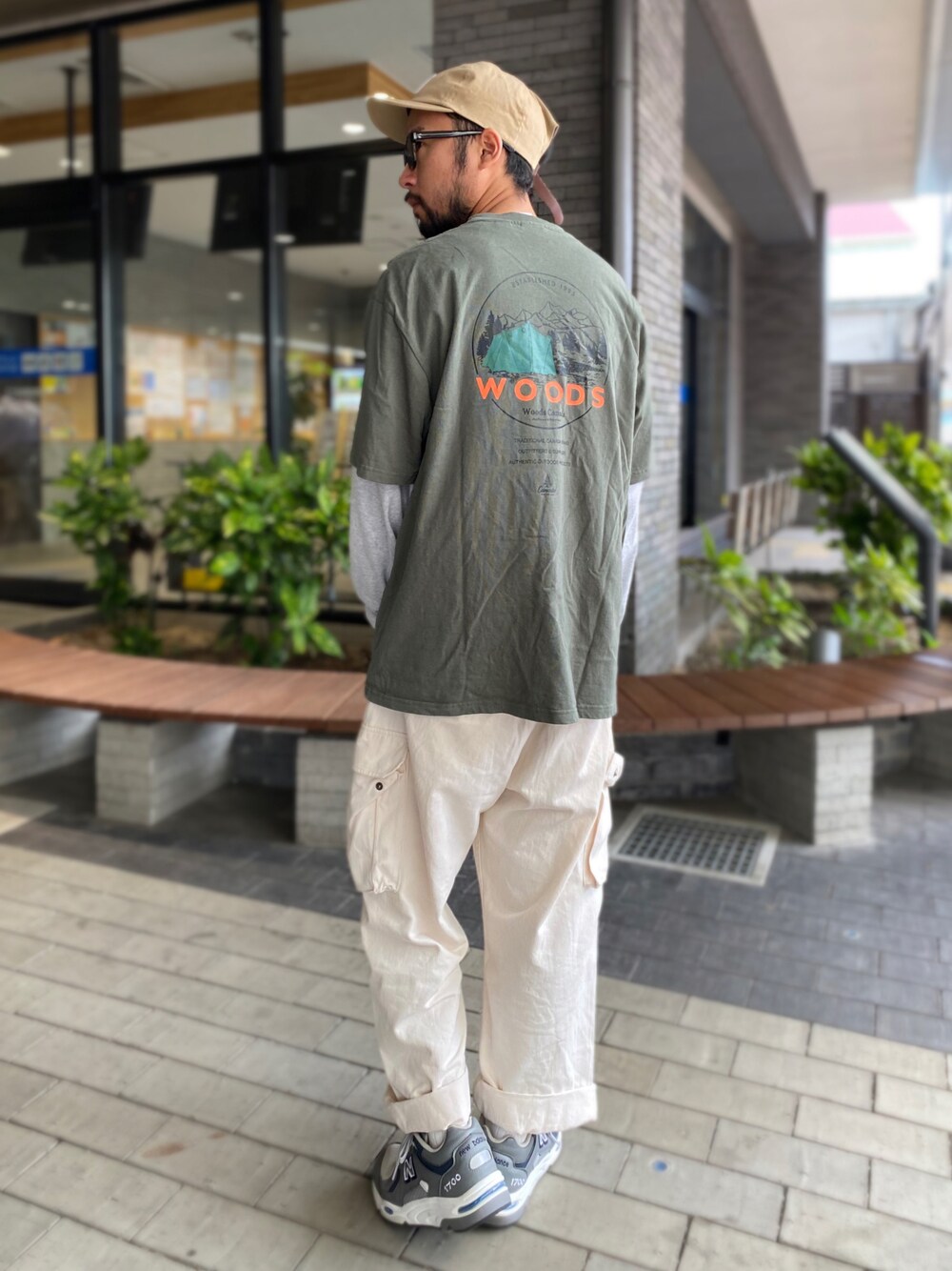 「スニーカー、スニーカーコーデ、Tシャツ/カットソー、夏だ！Tシャツ着よう！、ストリートコーデ、ラフ、グリーン、Right-on、ニューバランス」｜「RAG MACHINEの【RAG MACHINE】ワッペンロゴキャップ（キャップ、ブルー系）」を使った、kjsaaanさん（メンズ・170cm）の夏コーディネートの1枚目の写真