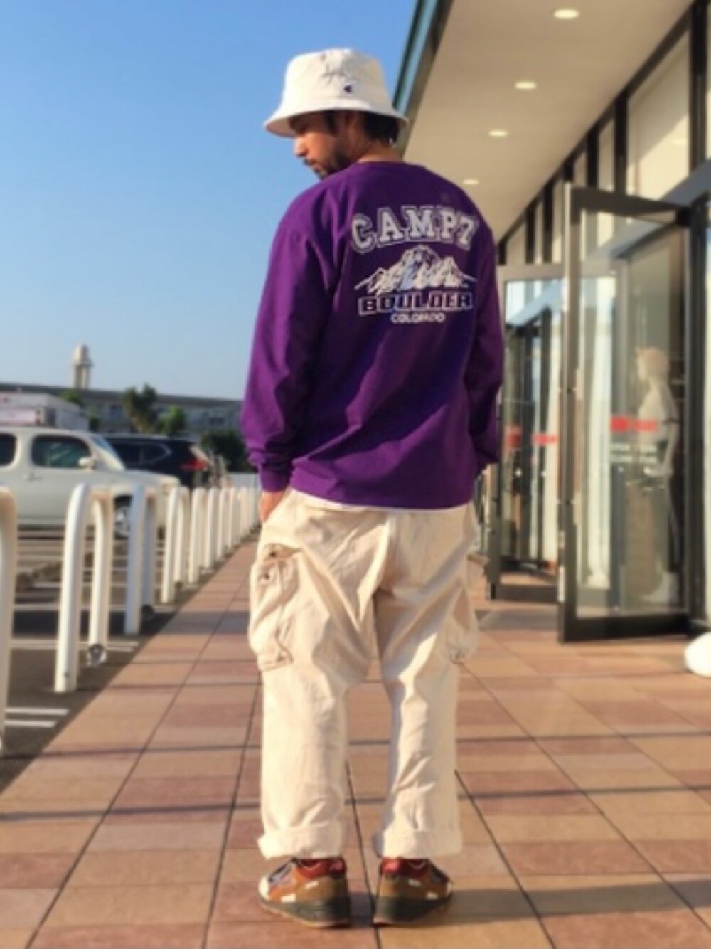 ホワイト系のカーゴパンツ、パープル系のTシャツ/カットソー、ホワイト系のハットを着用したメンズの夏コーディネートの1枚目の写真