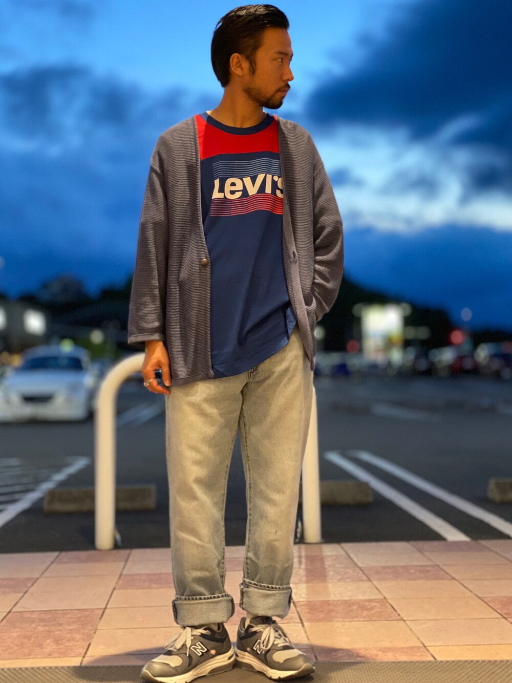 ブルー系のデニムパンツ、ブルー系のTシャツ/カットソー、グリーン系のカーディガン/ボレロを着用したメンズの夏コーディネートの1枚目の写真