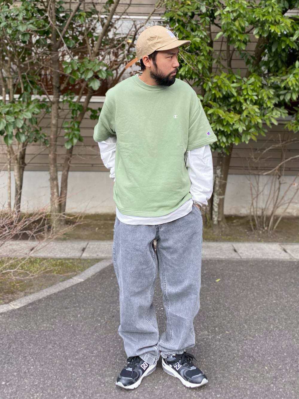 グリーン系のスウェット、ホワイト系のTシャツ/カットソー、グレー系のデニムパンツを着用したメンズの春コーディネートの1枚目の写真