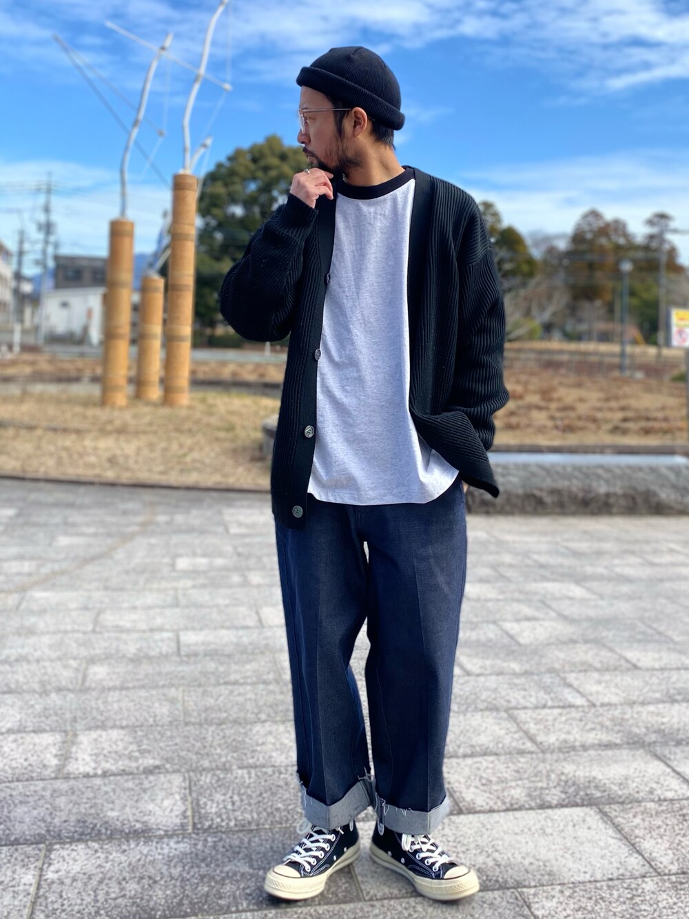 「大人カジュアル、ビッグシルエット、ブラック、シンプル、デニムパンツ、モノトーンコーデ、ライトオン」｜「BACK NUMBERの【BACK NUMBER】無地カラーワッチ（ニットキャップ/ビーニー、ブラック系）」を使った、kjsaaanさん（メンズ・170cm）の冬コーディネートの1枚目の写真