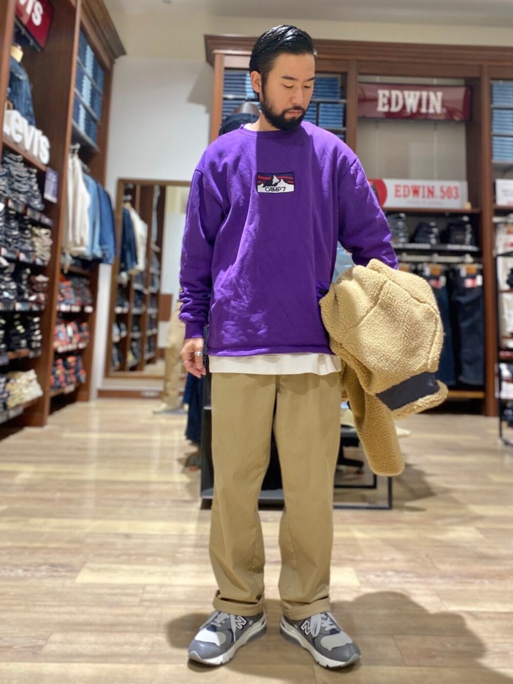 「シンプルコーデ、冬コーデ、ゆるコーデ、カジュアル、スニーカーコーデ、ライトオン、New Balance」｜「BACK NUMBERの【BACK NUMBER / バックナンバー】フランス軍 M52 トラウザー（カーゴパンツ、ベージュ系）」を使った、kjsaaanさん（メンズ・170cm）の冬コーディネートの1枚目の写真