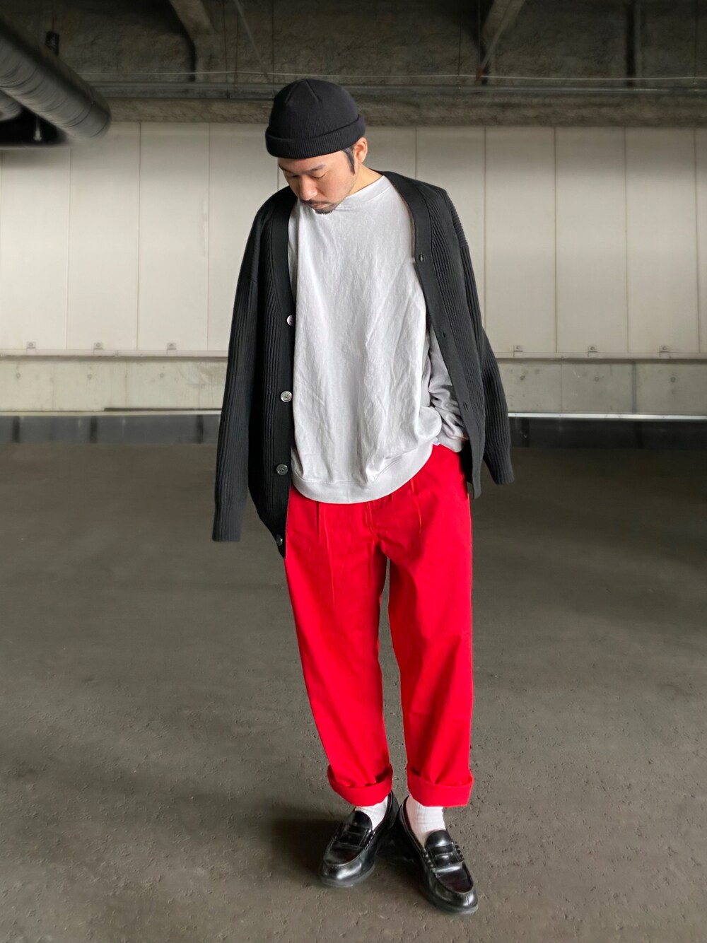 「春、カジュアルコーデ、大人コーデ、カラーパンツ、ビックシルエット、ライトオン」｜「BACK NUMBERの【BACK NUMBER】無地カラーワッチ（ニットキャップ/ビーニー、ブラック系）」を使った、kjsaaanさん（メンズ・170cm）の春コーディネートの1枚目の写真
