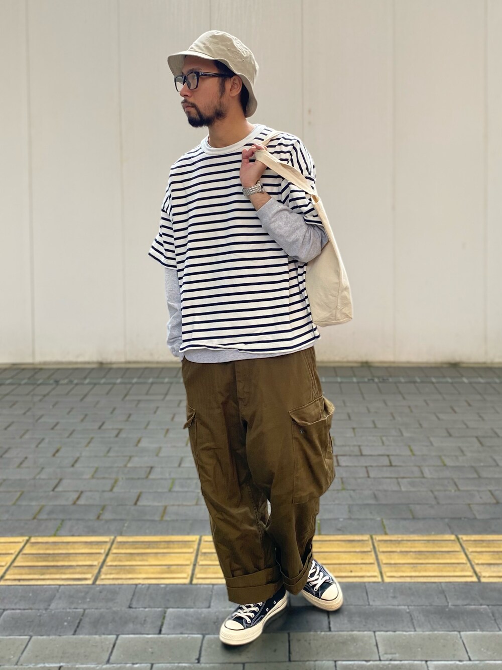 ホワイト系のTシャツ/カットソー、ベージュ系のTシャツ/カットソー、ホワイト系のカーゴパンツを着用したメンズの夏コーディネートの1枚目の写真