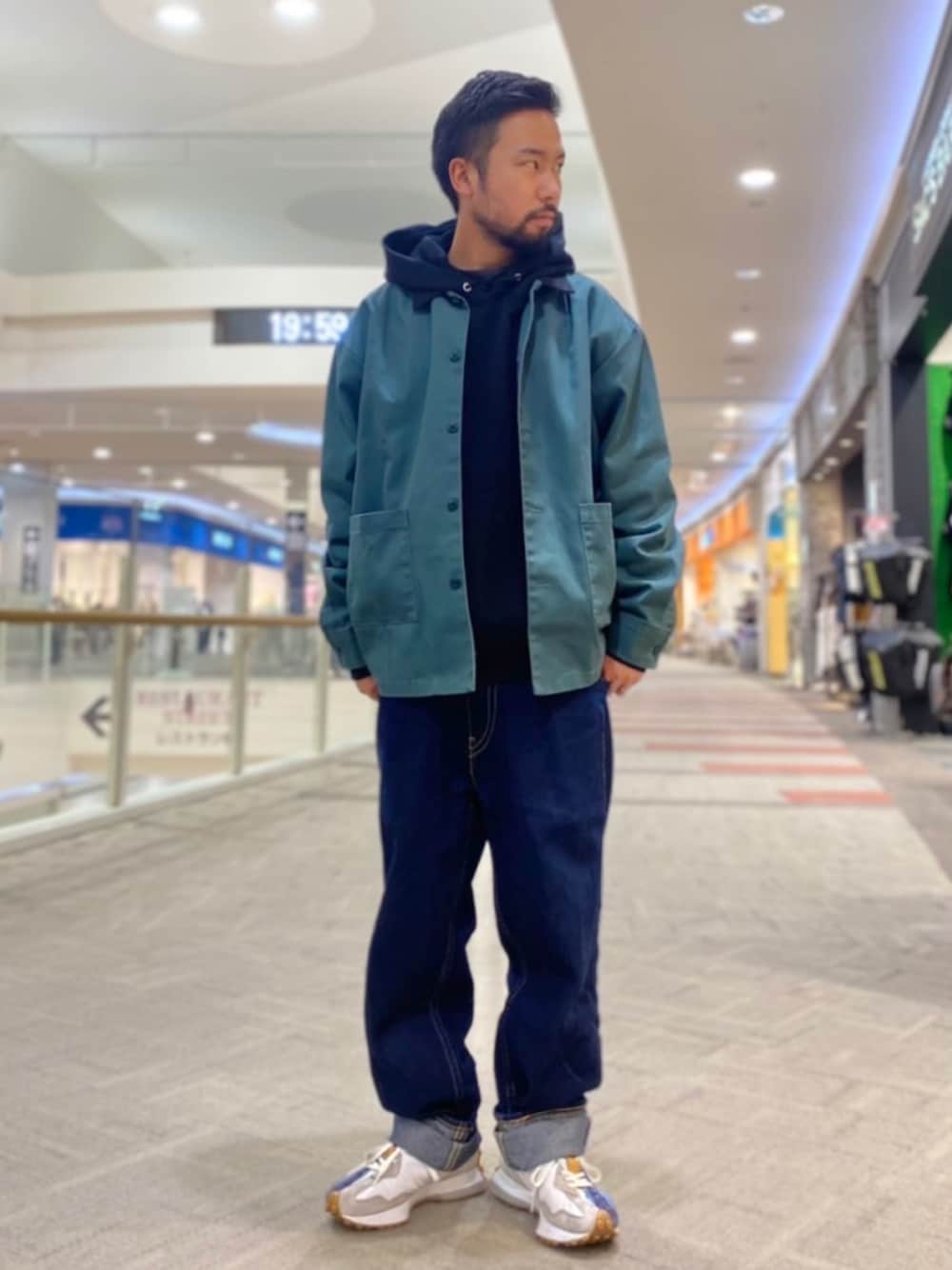 ブルー系のデニムパンツ、グリーン系のシャツ/ブラウス、ブラック系のパーカーを着用したメンズの冬コーディネートの1枚目の写真