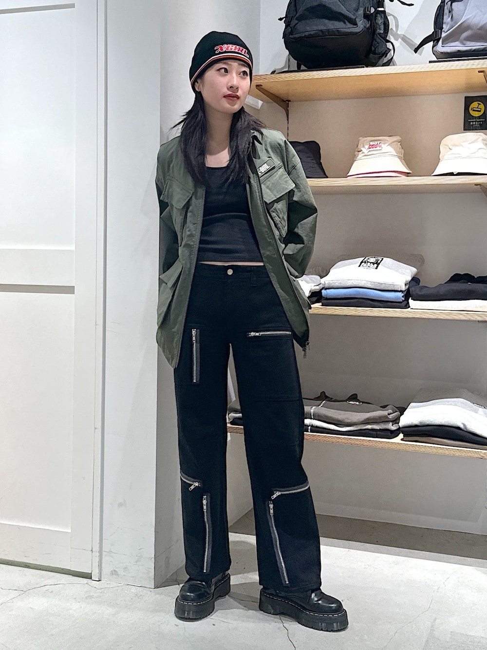 「大人可愛い、リラックススタイル、パンツコーデ、カラーコーデ、ショート丈、ミリタリージャケット、フライトパンツ、ドクターマーチン、ビーニー、x-girl、x-girl_ootd、ootd」｜「X-girlのSTRIPED LOGO KNIT CAP（ニットキャップ/ビーニー、ブラック系）」を使った、立花清華さん（レディース・168cm）の冬コーディネートの1枚目の写真