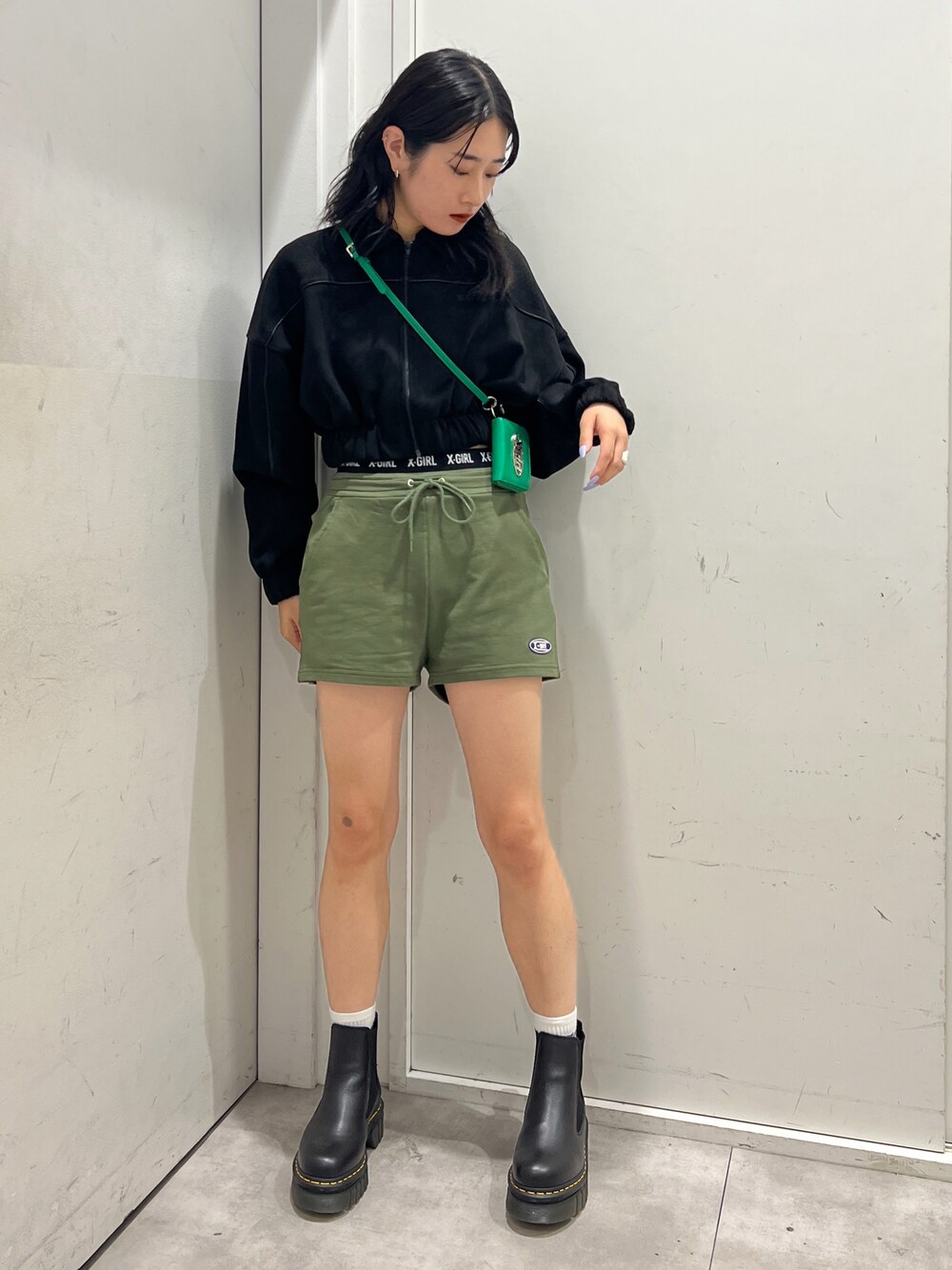 「秋コーデ、シンプルコーデ、大人カジュアル、秋先取りコーデ、パンツコーデ、休日スタイル、初秋コーデ、x-girl、x-girl_ootd、ootd」｜「X-girlのFAUX SUEDE SHIRT（ブルゾン、ブラック系）」を使った、立花清華さん（レディース・168cm）の秋コーディネートの1枚目の写真