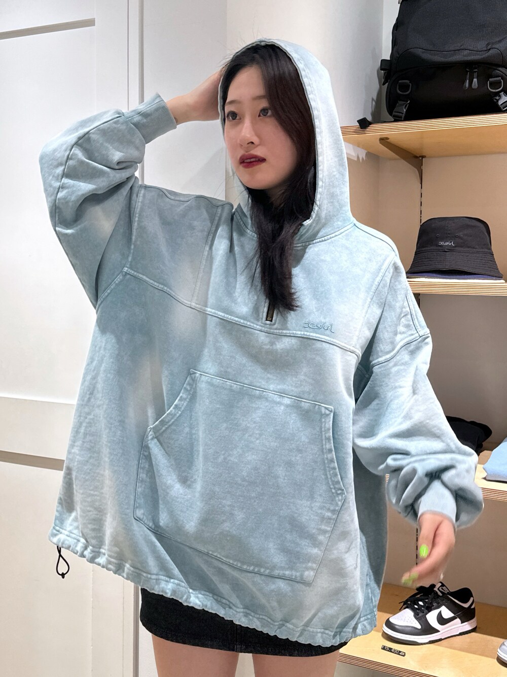 「大人カジュアル、休日スタイル、春服、オトナ女子、今日のコーデ、ミニスカート、アノラックパーカー、x-girl、x-girl_ootd、ootd」｜「X-girlのOVERDYED DENIM SKIRT（スカート、ブラック系）」を使った、立花清華さん（レディース・168cm）の冬コーディネートの1枚目の写真