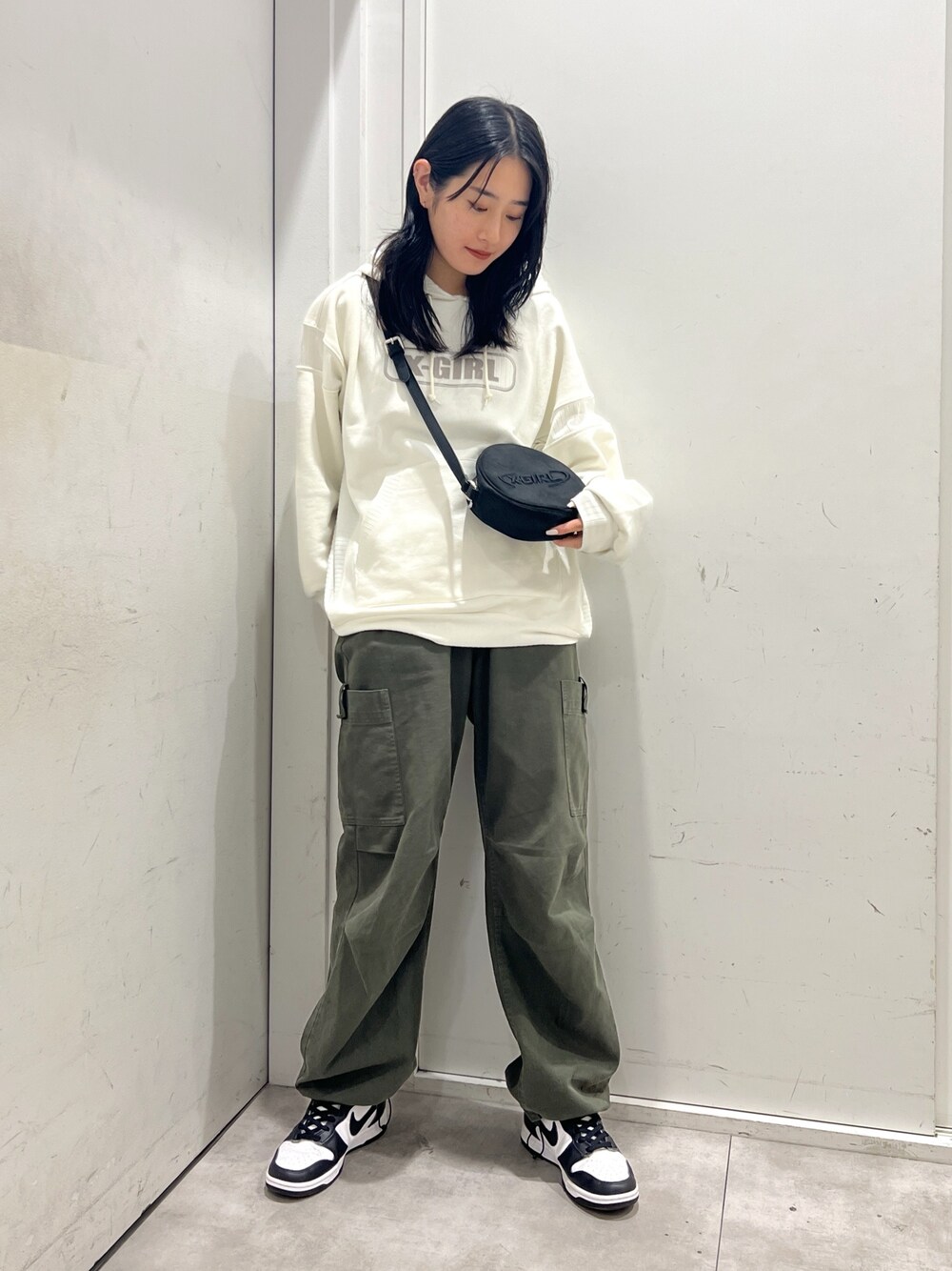 「秋、カジュアルコーデ、ラクチンコーデ、秋服コーデ、スウェット、スニーカーコーデ、カーゴパンツ、秋コーデ、x-girl、x-girl_ootd、ootd」｜「X-girlのCONTRAST FABRIC SWEAT HOODIE（パーカー、ホワイト系）」を使った、立花清華さん（レディース・168cm）の秋コーディネートの1枚目の写真