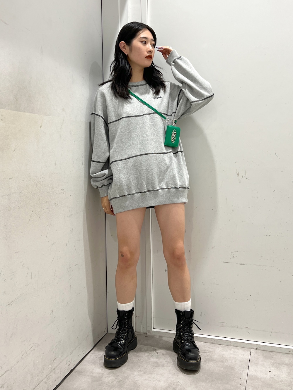 「夏コーデ、大人カジュアル、大人かわいい、ootd、ゆるコーデ、秋服、高身長女子、モード、高身長コーデ、x-girl、x-girl_ootd」｜「X-girlのCONTRAST STITCH SWEAT TOP（スウェット、グレー系）」を使った、立花清華さん（レディース・168cm）の夏コーディネートの1枚目の写真