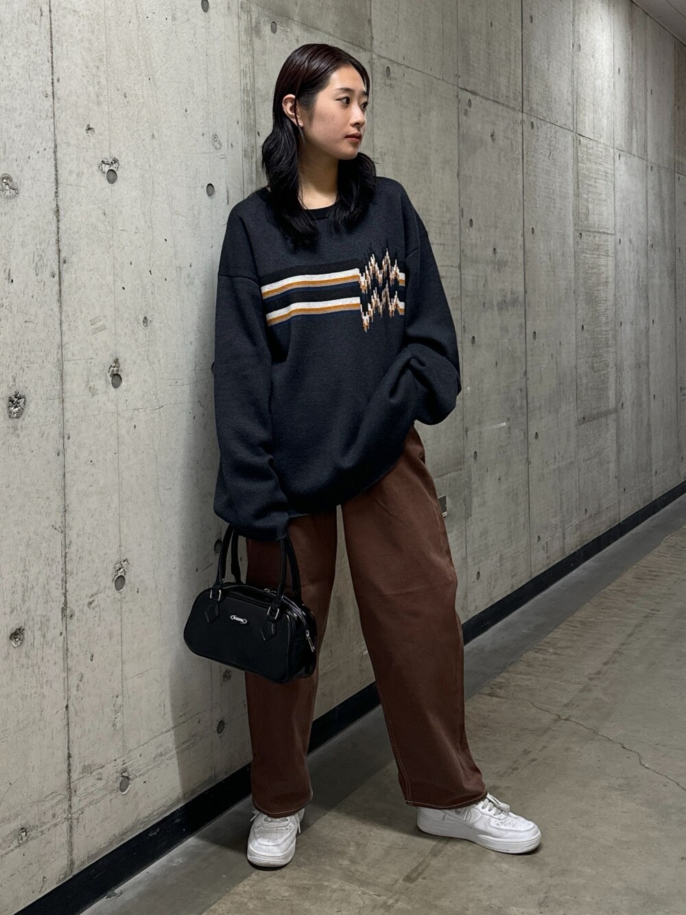 「大人コーデ、秋服準備はじめました、ビッグシルエット、おでかけコーデ、きれいめカジュアル、ブラウン、ニット、x-girl、ootd、x-girl_ootd」｜「X-girlのNOISE LINE V-NECK KNIT TOP（ニット/セーター、ブラック系）」を使った、立花清華さん（レディース・168cm）の秋コーディネートの1枚目の写真