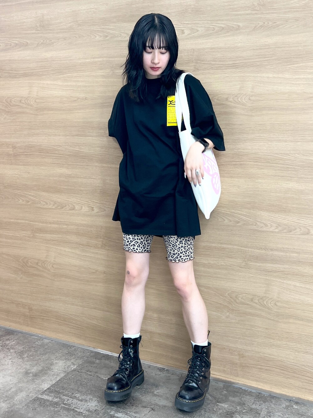 「夏コーデ、シンプルコーデ、大人カジュアル、着回しコーデ、大人コーデ、ワントーンコーデ、x-girl、x-girl_ootd、ootd」｜「X-girlのWORDS FACE S/S BIG TEE DRESS（ワンピース、ブラック系）」を使った、立花清華さん（レディース・168cm）の夏コーディネートの1枚目の写真