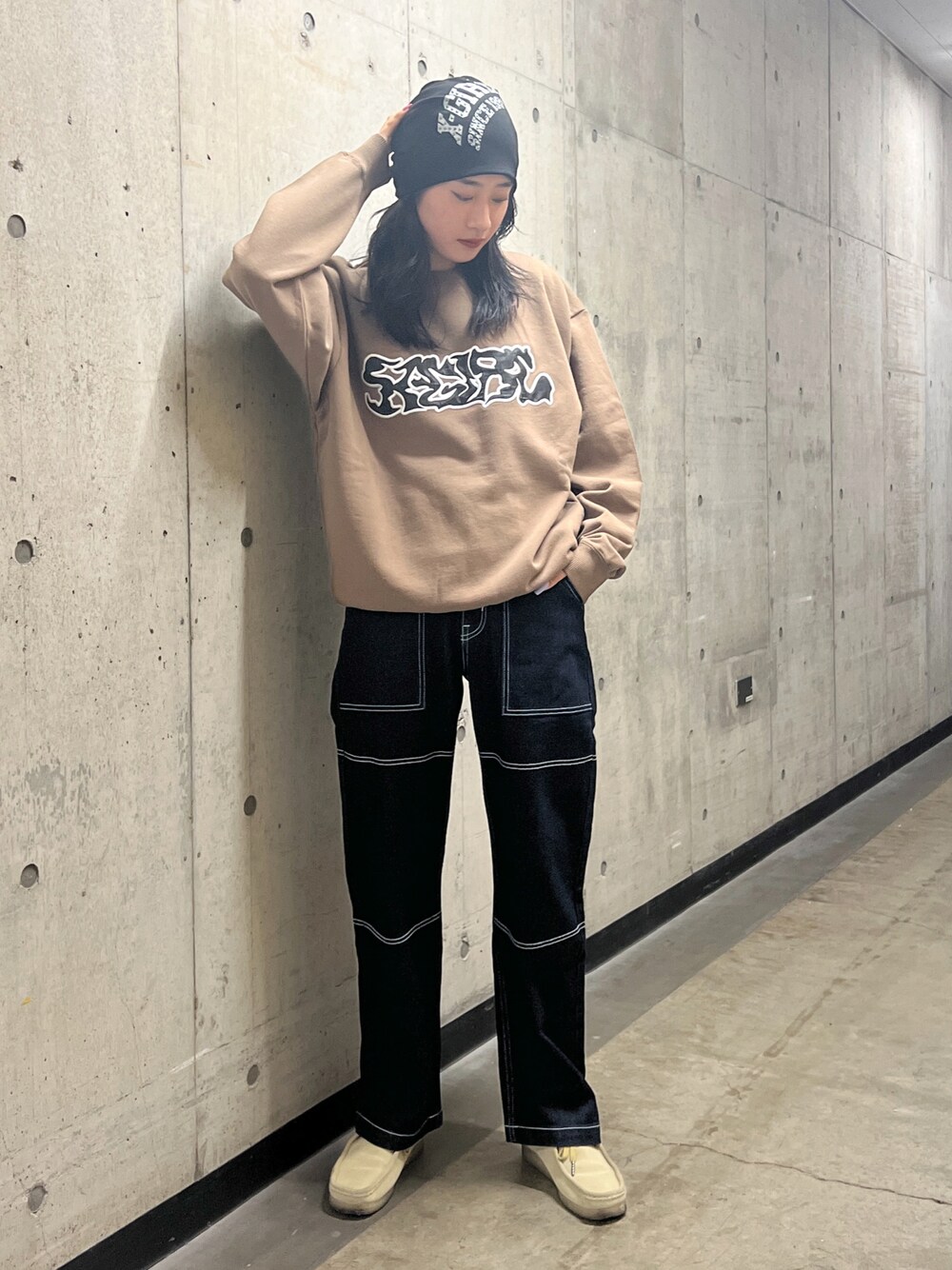 「秋コーデ、シンプルコーデ、秋服準備はじめました、カジュアルコーデ、大人可愛い、お出かけコーデ、秋カラー、モノトーン、x-girl、ootd、x-girl_ootd」｜「X-girlのSQUISHY LOGO PATCH CREWNECK SWEAT TOP（スウェット、ブラウン系）」を使った、立花清華さん（レディース・168cm）の秋コーディネートの1枚目の写真
