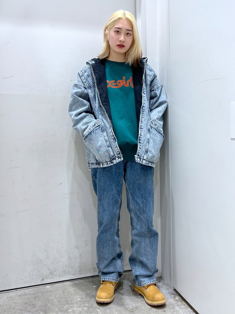 「オトナカジュアル、冬、オトナ女子、おしゃれさんと繋がりたい、ootd、あったかコーデ、パンツコーデ、ゆるニット、x-girl、x-girl_ootd」｜「X-girlのRHINESTONE LOGO CREW SWEAT TOP（スウェット、グリーン系）」を使った、立花清華さん（レディース・168cm）の冬コーディネートの1枚目の写真