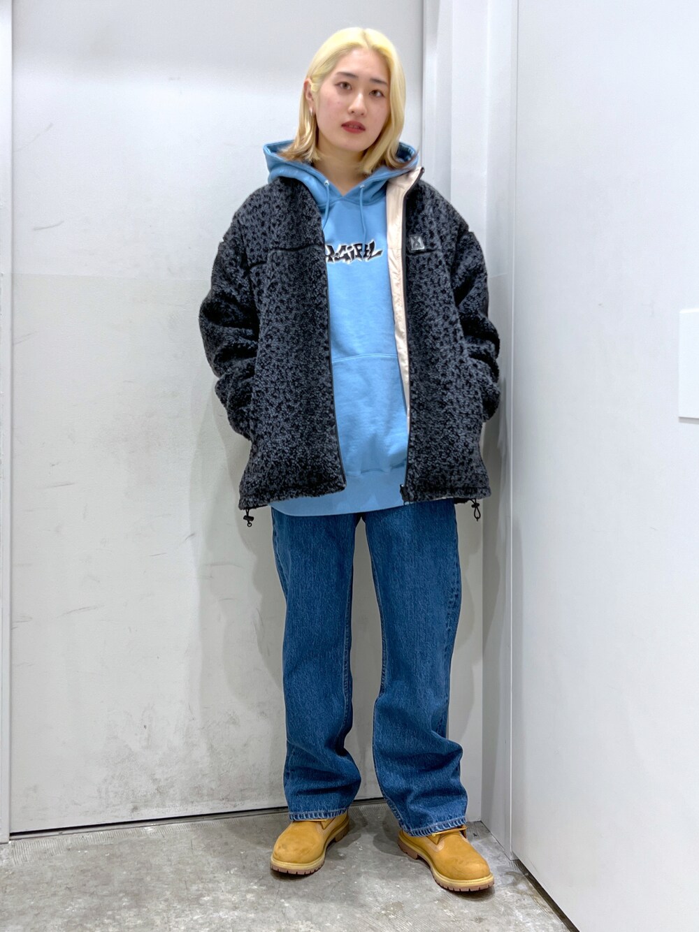「カジュアルコーデ、今日のコーデ、シンプルコーデ、着回しコーデ、パンツスタイル、オーバーサイズ、x-girl、x-girl_ootd、ootd」｜「X-girlのGRAFFITI LOGO SWEAT HOODIE（パーカー、ブルー系）」を使った、立花清華さん（レディース・168cm）の冬コーディネートの1枚目の写真