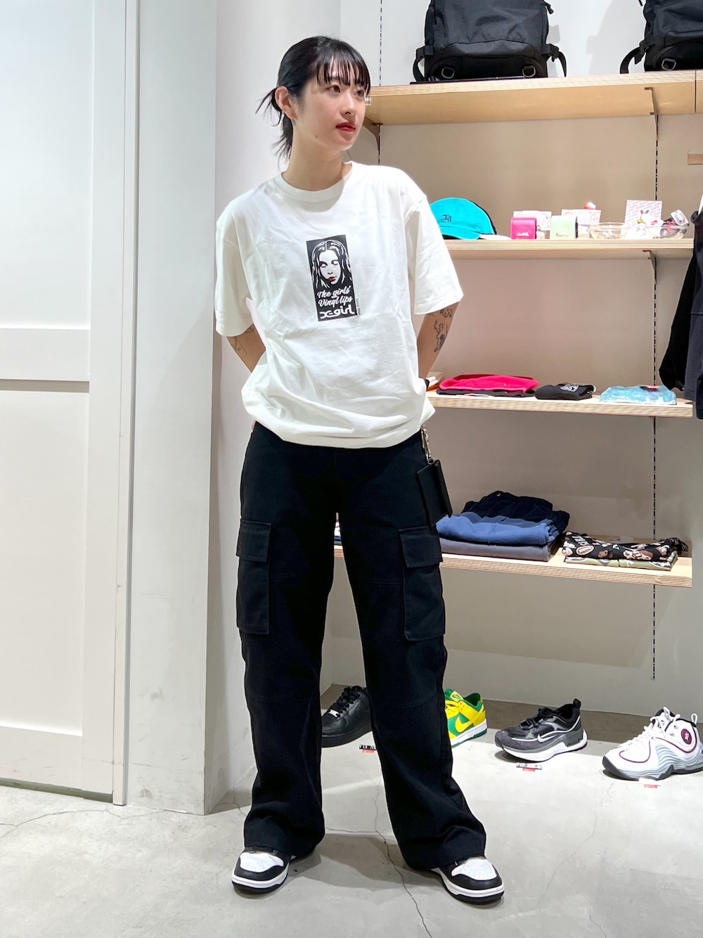 「夏コーデ、シンプルコーデ、カジュアル、夏、ゆるコーデ、ブラック、休日スタイル、オーバーサイズ、x-girl、x-girl_ootd、ootd」｜「X-girlのVINYL LIP FACE S/S TEE（Tシャツ/カットソー、ホワイト系）」を使った、立花清華さん（レディース・168cm）の夏コーディネートの1枚目の写真