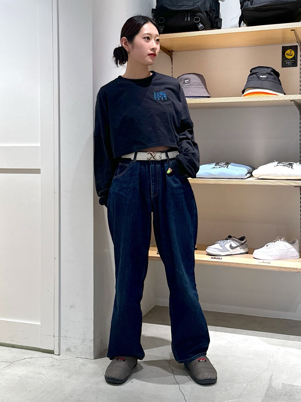 「春先取り、シンプルコーデ、春服、キレイめ、着回しコーデ、大人カジュアル、デニム、x-girl、x-girl_ootd、ootd」｜「X-girlのLIP WIDE L/S TEE（Tシャツ/カットソー、ブラック系）」を使った、立花清華さん（レディース・168cm）の冬コーディネートの1枚目の写真