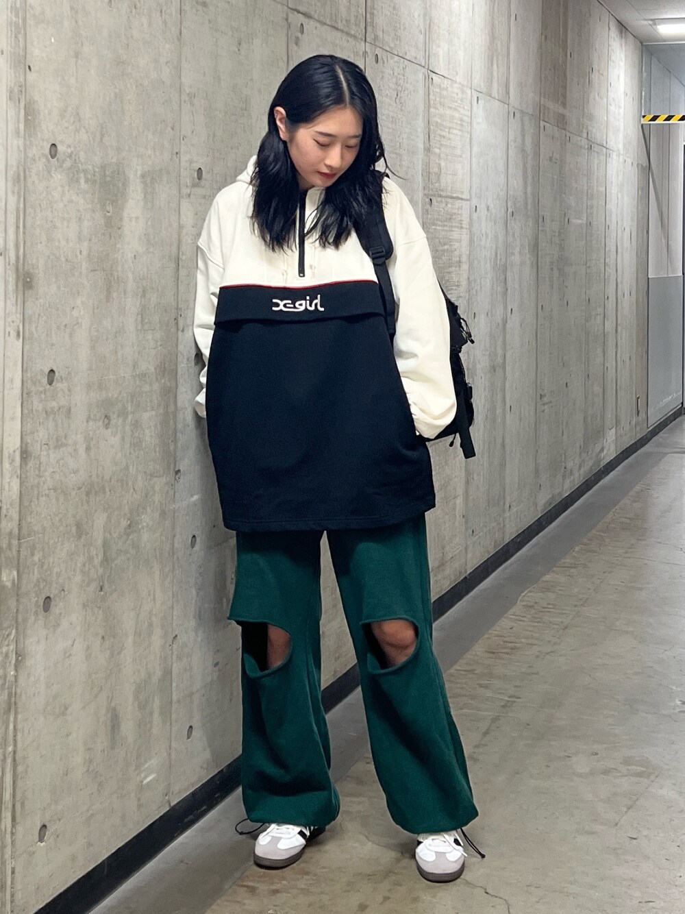 「秋服コーデ、ラクチンコーデ、パンツスタイル、スウェット、スウェットパンツ、スリット、ワンピース、x-girl、x-girl_ootd、ootd」｜「X-girlのBICOLOR ANORAK SWEAT DRESS（ワンピース、ホワイト系）」を使った、立花清華さん（レディース・168cm）の秋コーディネートの1枚目の写真
