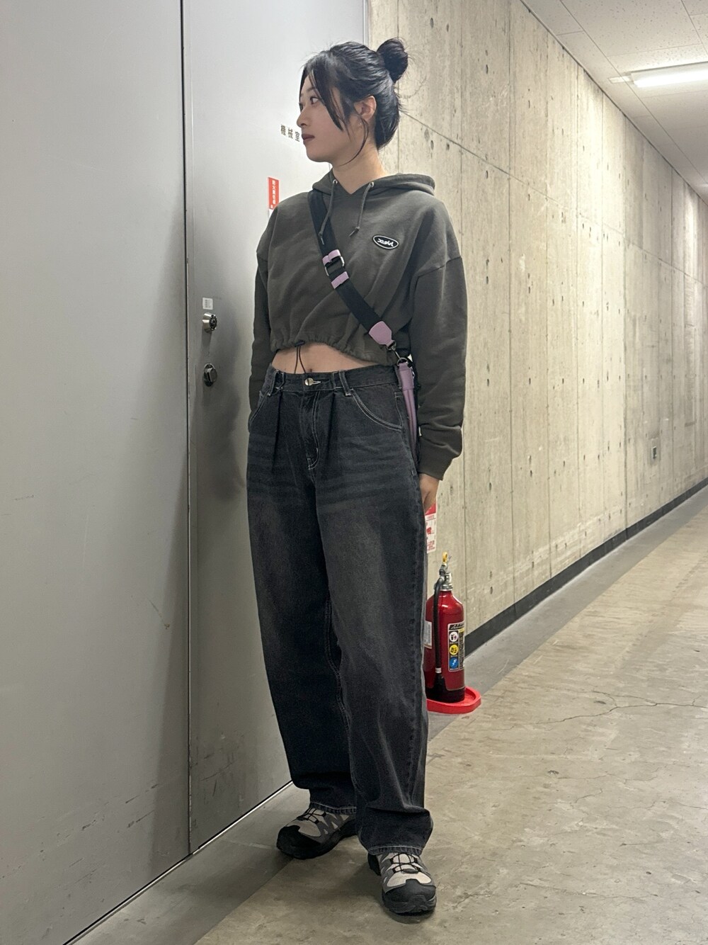 「キレイめカジュアル、ラクチンコーデ、クロップド丈、デニムパンツ、ショルダーバッグ、キレイめコーデ、ワイドパンツ、ストリート、ストリートMIX、x-girl、Xgirl_ootd、ootd」｜「X-girlのOVAL LOGO CROPPED SWEAT HOODIE（パーカー、グリーン系）」を使った、立花清華さん（レディース・168cm）の冬コーディネートの1枚目の写真