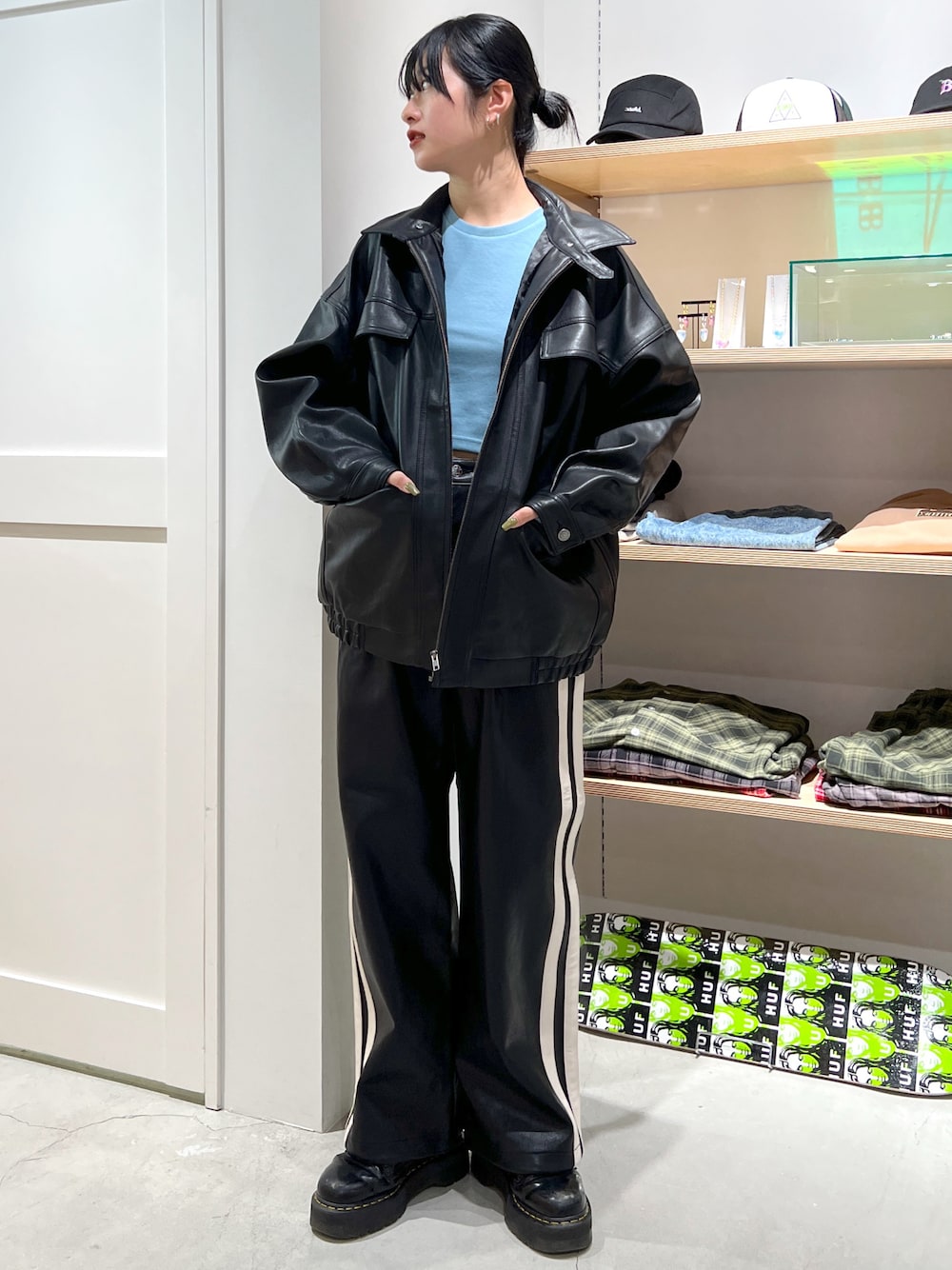 「秋のコーデ、オトナカジュアル、カジュアルコーデ、パンツスタイル、シンプルスタイル、秋服準備はじめました、お出かけコーデ、ゆるコーデ、x-girl、x-girl_ootd、ootd」｜「X-girlのFAUX LEATHER OVERSIZED JACKET（ライダースジャケット、ブラック系）」を使った、立花清華さん（レディース・168cm）の秋コーディネートの1枚目の写真