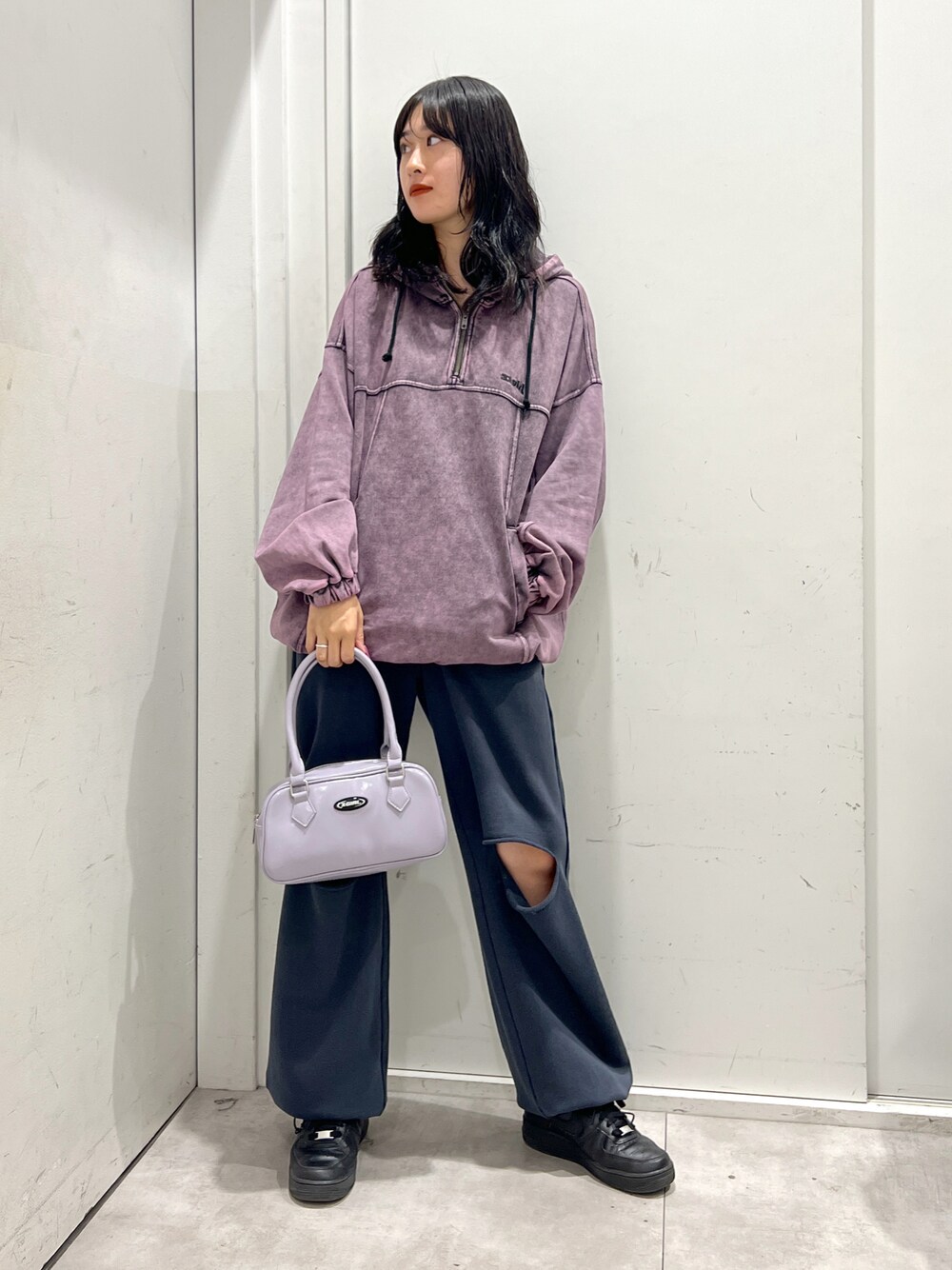 「大人カジュアル、秋コーデ、シンプル、オトナカジュアル、パンツスタイル、大人かわいい、スウェットパンツ、スウェットコーデ、ストリートコーデ、x-girl、x-girl_ootd、ootd」｜「X-girlのACID WASH SWEAT HOODIE（パーカー、ピンク系）」を使った、立花清華さん（レディース・168cm）の夏コーディネートの1枚目の写真