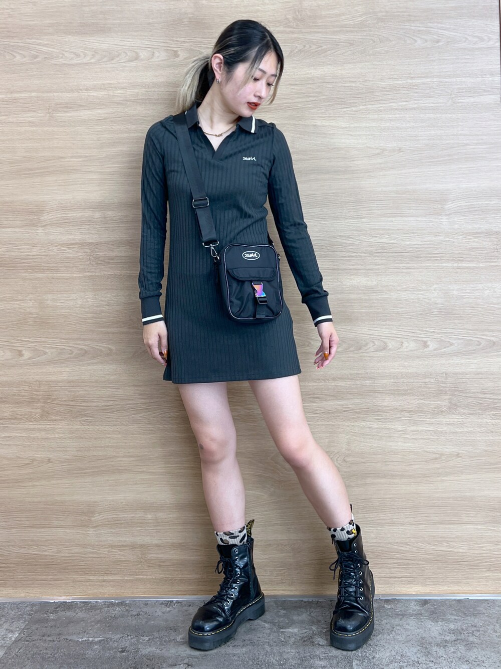 「秋コーデ、大人カジュアル、大人ガーリー、厚底ブーツ、高身長コーデ、秋カラー、x-girl、x-girl_ootd、ootd」｜「X-girlのL/S POLO DRESS（ワンピース、ブラック系）」を使った、立花清華さん（レディース・168cm）の秋コーディネートの1枚目の写真