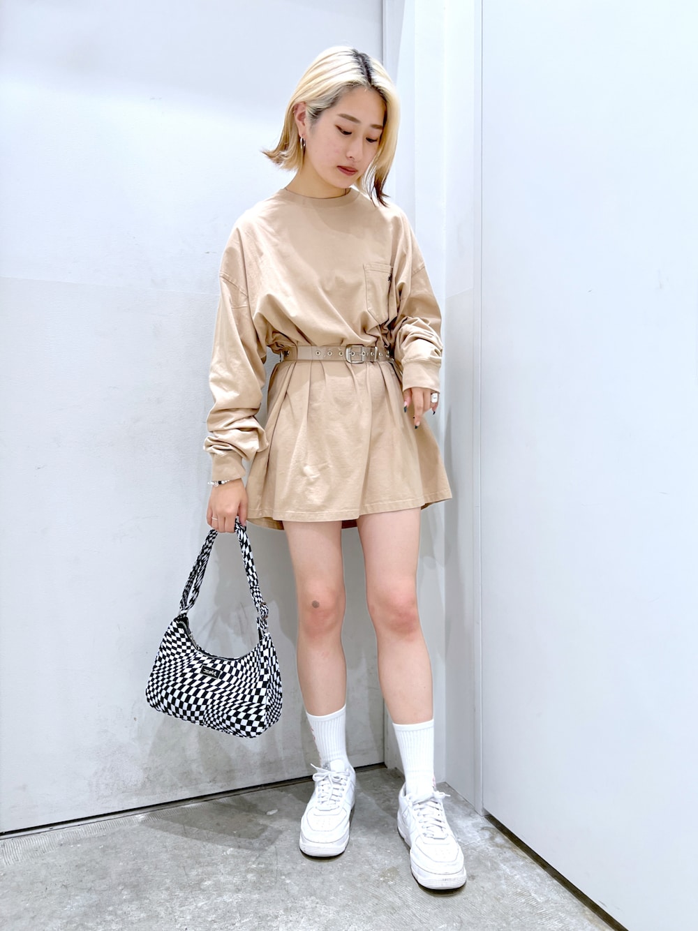 「秋のコーデ、大人コーデ、きれいめカジュアル、ゆるコーデ、休日スタイル、プチプラ、x-girl、x-girl_ootd」｜「X-girlのLEOPARD FACE L/S TEE DRESS（ワンピース、ベージュ系）」を使った、立花清華さん（レディース・168cm）の秋コーディネートの1枚目の写真