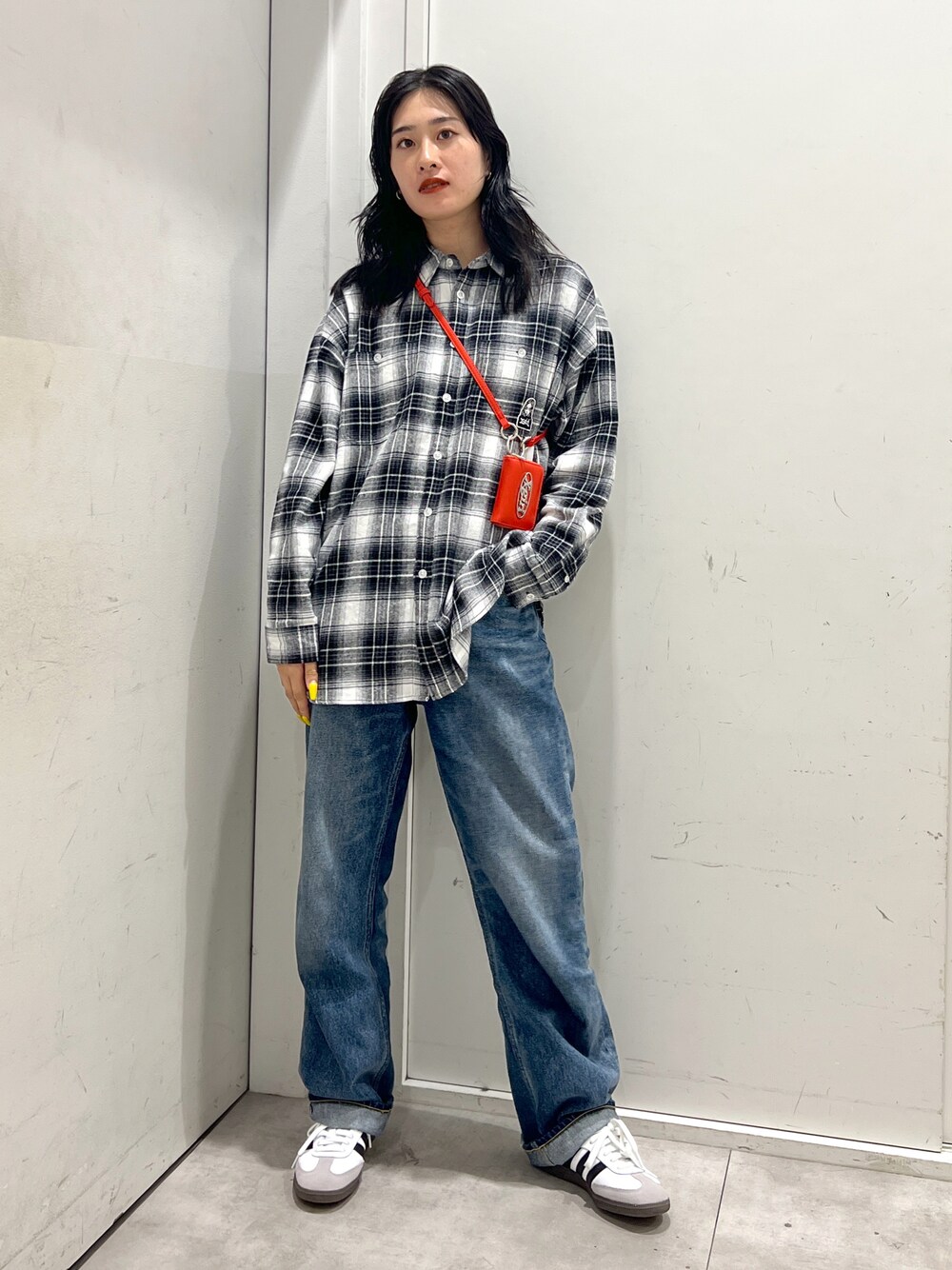 「アツいコーデ全部見せ、大人カジュアル、大人かわいい、カジュアル、ゆるコーデ、秋コーデ、スニーカー、サンバ、x-girl、x-girl_ootd、ootd」｜「X-girlのFACE FLANNEL SHIRT（シャツ/ブラウス、ブラック系）」を使った、立花清華さん（レディース・168cm）の夏コーディネートの1枚目の写真