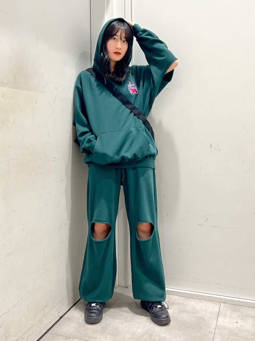 「秋先取りコーデ、休日スタイル、秋服準備はじめました、シンプルスタイル、キレイめカジュアル、大人女子、シンプルコーデ、x-girl、x-girl_ootd、ootd」｜「X-girlのELBOW SLIT SWEAT HOODIE（パーカー、グリーン系）」を使った、立花清華さん（レディース・168cm）の夏コーディネートの1枚目の写真