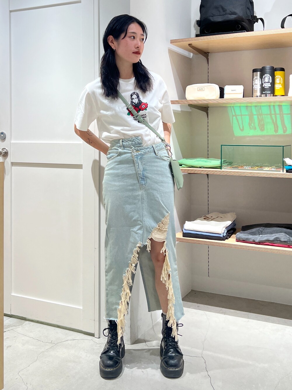「大人カジュアル、大人女子、お出かけコーデ、休日スタイル、カジュアルコーデ、夏コーデ、x-girl、x-girl_ootd、ootd」｜「X-girlのFLOWER FACE S/S TEE（Tシャツ/カットソー、ホワイト系）」を使った、立花清華さん（レディース・168cm）の春コーディネートの1枚目の写真