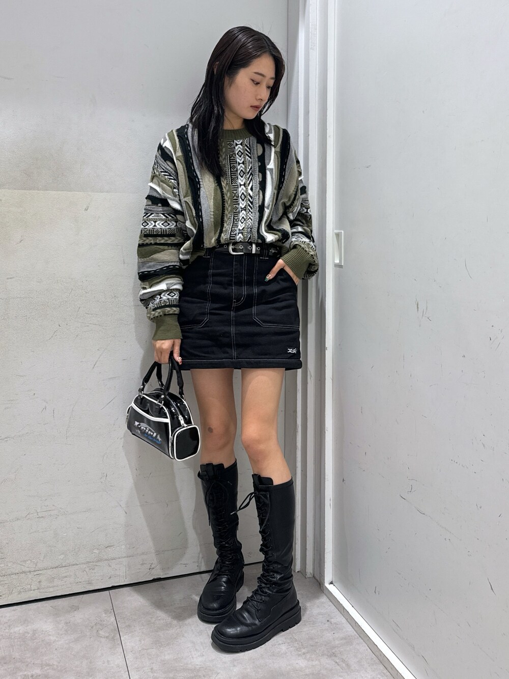 「冬のコーデ、ニットコーデ、ミニスカート、ロングブーツ、キレイめコーデ、お出かけコーデ、x-girl、x-girl_ootd、ootd」｜「X-girlのJACQUARD KNIT TOP（ニット/セーター、グリーン系）」を使った、立花清華さん（レディース・168cm）の冬コーディネートの1枚目の写真