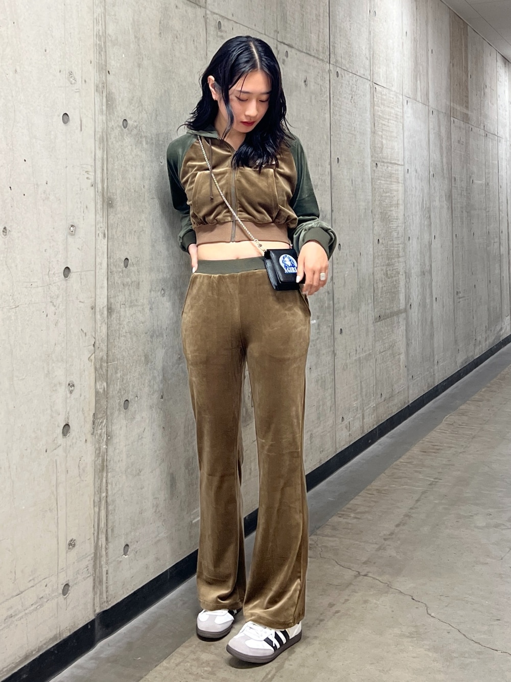 「秋服コーデ、大人カジュアル、大人かわいい、今日のコーデ、パンツスタイル、骨格ストレート、x-girl、x-girl_ootd、ootd」｜「X-girlの【X-girl /エックスガール】FACE 2WAY COMPACT CASE（ショルダーバッグ、ブラック系）」を使った、立花清華さん（レディース・168cm）の秋コーディネートの1枚目の写真