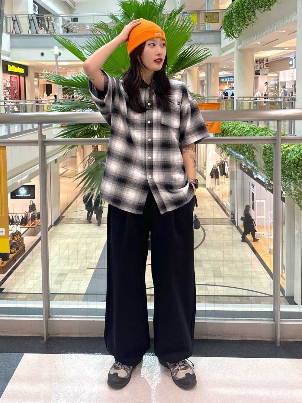 「シンプルコーデ、春先取り、大人コーデ、カジュアルコーデ、春カラー、チェックシャツ、xgirl、Xgirl_ootd、ootd」｜「X-girlのPLAID 2WAY SHIRT（シャツ/ブラウス、ブラック系）」を使った、立花清華さん（レディース・168cm）の冬コーディネートの1枚目の写真